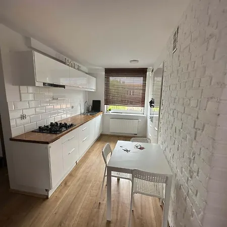 Spacious 3city With Two Bedrooms And Desk By Renters *