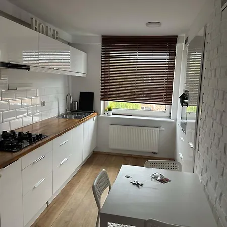 Spacious 3city With Two Bedrooms And Desk By Renters דירה