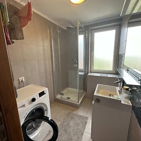 Spacious 3city With Two Bedrooms And Desk By Renters *